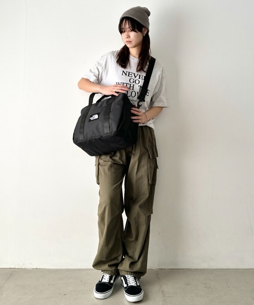 THE NORTH FACE（ザノースフェイス）の「THE NORTH FACE(ザ・ノースフェイス)/大容量 2WAY ヘリテージ カーゴ ボストン ショルダーバッグ/HERITAGE CARGO_PLUS（ショルダーバッグ・レディース・グレイッシュベージュ/ブラック・FREE）」の4枚目の写真