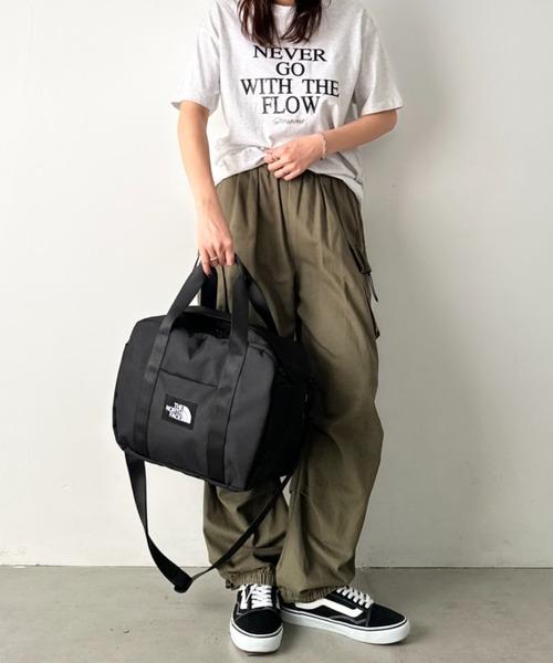 THE NORTH FACE（ザノースフェイス）の「THE NORTH FACE(ザ・ノースフェイス)/大容量 2WAY ヘリテージ カーゴ ボストン ショルダーバッグ/HERITAGE CARGO_PLUS（ショルダーバッグ・レディース・グレイッシュベージュ/ブラック・FREE）」の7枚目の写真