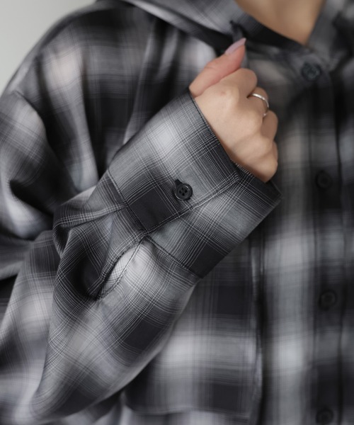 Riberry（リベリー）の「オーバーサイズフードチェックシャツ（シャツ/ブラウス・レディース・ブラック/オフホワイト/グリーン・FREE）」の4枚目の写真