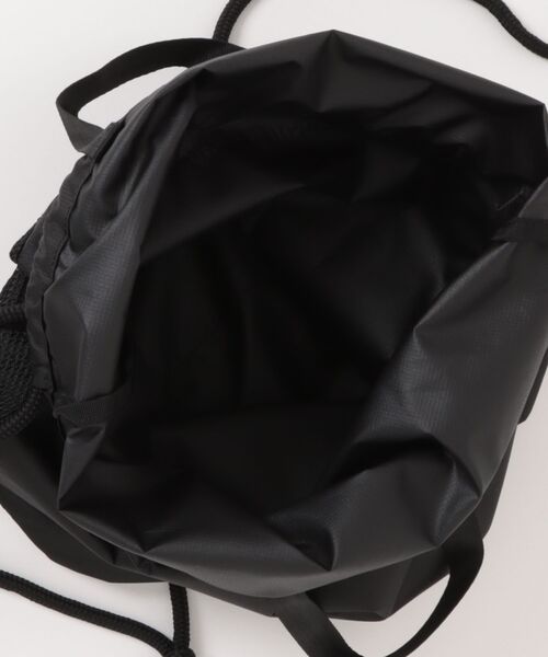 NEW ERA(ニューエラ)の「【NEW ERA/ニューエラ】デイサック 150D NEW ERAロゴ ブラック リフレクトシルバー(バックパック/リュック・メンズ・ブラック・FREE)」の4枚目の写真