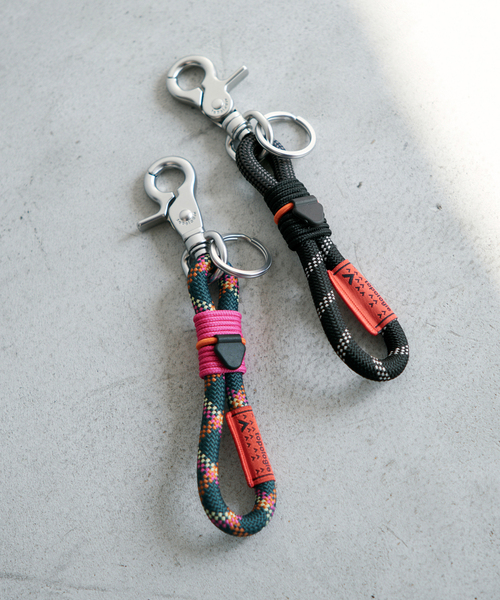 IENA（イエナ）の「TOPOLOGIE 8mmLOOP KEYHOLDER キーホルダー TP-WST-K08-BRL-00-PE（キーケース/キーアクセサリー・レディース・ブラック/グリーン・FREE）」の2枚目の写真