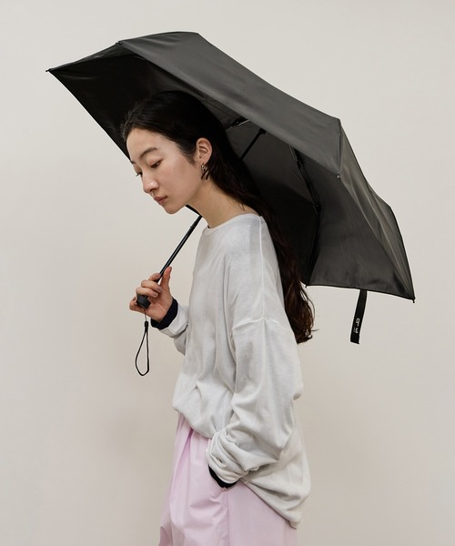 ADAM ET ROPE'（アダムエロペ）の「形状記憶折りたたみ晴雨兼用傘/遮光（折りたたみ傘・レディース・ブラック/グレー・FREE）」の2枚目の写真