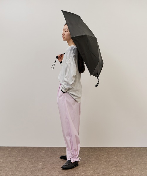 ADAM ET ROPE'（アダムエロペ）の「形状記憶折りたたみ晴雨兼用傘/遮光（折りたたみ傘・レディース・ブラック/グレー・FREE）」の4枚目の写真