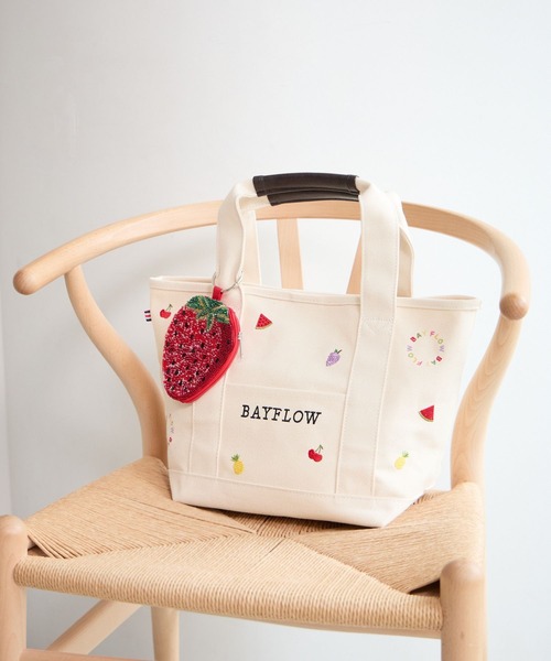 Mojocamar モジャカマー　チェック柄フルーツ刺繍トートバッグ A4サイズ収納可]フルーツ刺繍ロゴトートM（トートバッグ）｜BAYFLOW