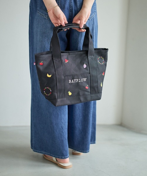 A4サイズ収納可]フルーツ刺繍ロゴトートM（トートバッグ）｜BAYFLOW