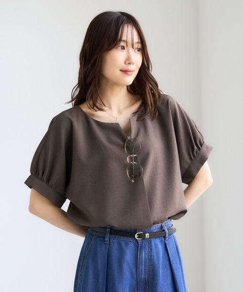 ROPE' PICNIC（ロペピクニック）の「エアリーリネンライク キーネックブラウス/接触冷感・UVカット・速乾（シャツ/ブラウス・レディース・ダークブラウン/ベージュ/ブラック/キャメル/ネイビー・FREE）」の2枚目の写真