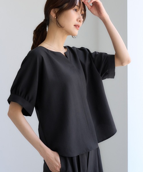 ROPE' PICNIC（ロペピクニック）の「エアリーリネンライク キーネックブラウス/接触冷感・UVカット・速乾（シャツ/ブラウス・レディース・ダークブラウン/ベージュ/ブラック/キャメル/ネイビー・FREE）」の4枚目の写真