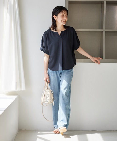 ROPE' PICNIC（ロペピクニック）の「エアリーリネンライク キーネックブラウス/接触冷感・UVカット・速乾（シャツ/ブラウス・レディース・ダークブラウン/ベージュ/ブラック/キャメル/ネイビー・FREE）」の7枚目の写真