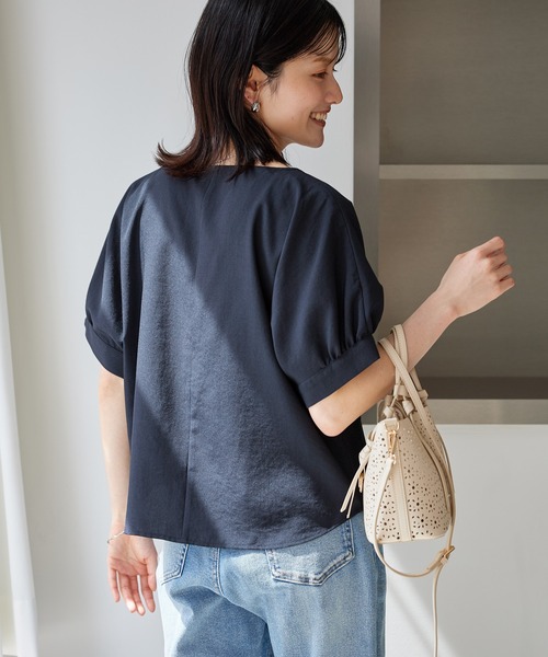 ROPE' PICNIC（ロペピクニック）の「エアリーリネンライク キーネックブラウス/接触冷感・UVカット・速乾（シャツ/ブラウス・レディース・ダークブラウン/ベージュ/ブラック/キャメル/ネイビー・FREE）」の10枚目の写真