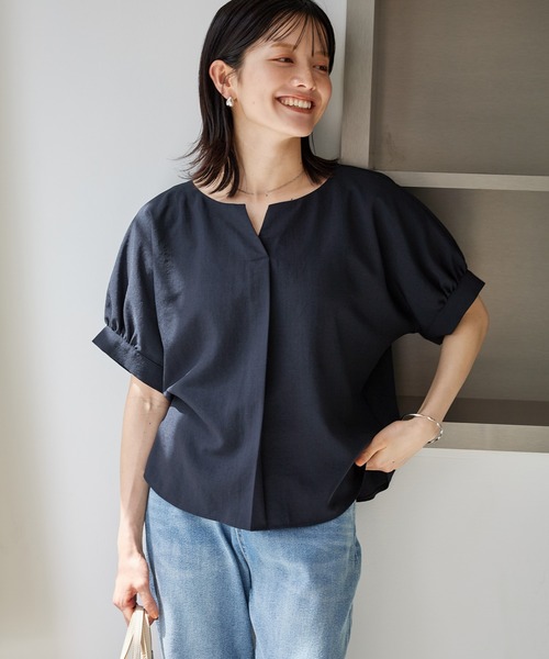 ROPE' PICNIC（ロペピクニック）の「エアリーリネンライク キーネックブラウス/接触冷感・UVカット・速乾（シャツ/ブラウス・レディース・ダークブラウン/ベージュ/ブラック/キャメル/ネイビー・FREE）」の9枚目の写真