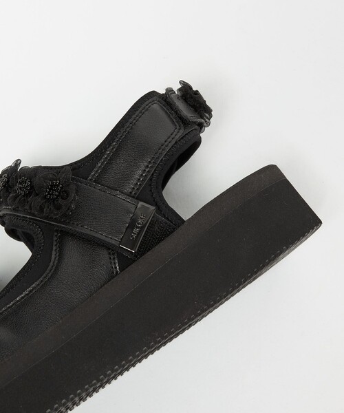 suicoke(スイコック)の「【別注】<SUICOKE>WAS フラワー サンダル(サンダル・レディース・ブラック・4/5/6/7)」の2枚目の写真