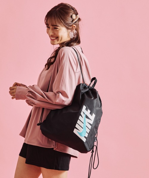 San-ai Resort 三愛水着楽園(サンアイリゾート サンアイミズギラクエン)の「【NIKE】ナイキ 水陸両用 26SSプールバッグ/ナイキブランドロゴ/2026新作ナイキ ドローストプールバッグ(スイムグッズ・レディース・グレー/ブラック系その他/ラベンダー/ネイビー/ミント/ブラック系その他2・ONE SIZE)」の1枚目の写真