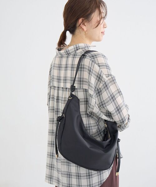 le.coeur blanc(ルクールブラン)の「【撥水】ナイロンハーフショルダー(ショルダーバッグ・レディース・ブラック/ベージュ・FREE)」の5枚目の写真