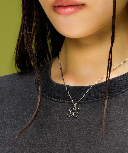 X-girl(エックスガール)の「XG EMBLEM CHARM NECKLACE(ネックレス・レディース・ゴールド/シルバー・ONE SIZE)」の2枚目の写真