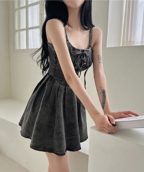 Aelina(エリナ)の「デニムタイトキャミワンピース(ワンピース・レディース・ブラック/ブルー・FREE)」の4枚目の写真