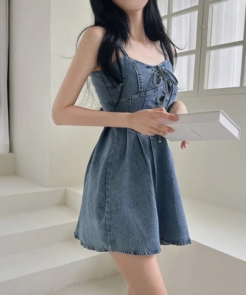 Aelina(エリナ)の「デニムタイトキャミワンピース(ワンピース・レディース・ブラック/ブルー・FREE)」の10枚目の写真