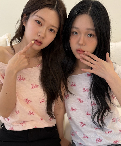 ROGIN N ROSIE(ロギンエンロージー)の「Ribbon Printed Round Shoulder T-shirt Pink(Tシャツ/カットソー・レディース・その他・FREE)」の3枚目の写真