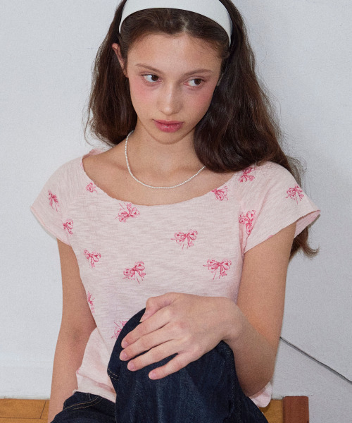 ROGIN N ROSIE(ロギンエンロージー)の「Ribbon Printed Round Shoulder T-shirt Pink(Tシャツ/カットソー・レディース・その他・FREE)」の5枚目の写真