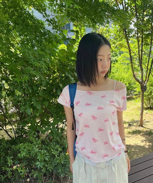 ROGIN N ROSIE(ロギンエンロージー)の「Ribbon Printed Round Shoulder T-shirt Pink(Tシャツ/カットソー・レディース・その他・FREE)」の7枚目の写真