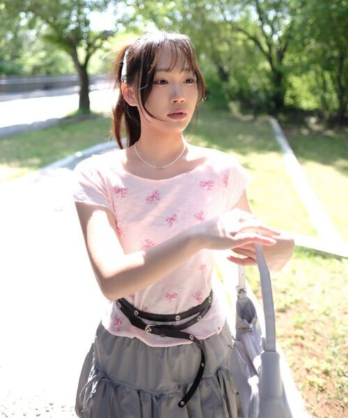 ROGIN N ROSIE(ロギンエンロージー)の「Ribbon Printed Round Shoulder T-shirt Pink(Tシャツ/カットソー・レディース・その他・FREE)」の13枚目の写真