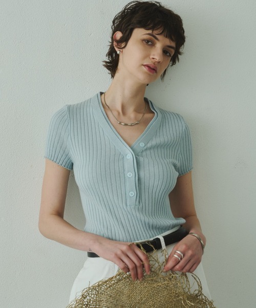 Plumel(プルメル)の「V-Neck Rib Knit T Tops / VネックリブニットTトップス(ニット/セーター・レディース・ブラウン/アイボリー/ライトブルー・MEDIUM)」の2枚目の写真
