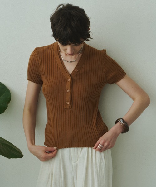 Plumel(プルメル)の「V-Neck Rib Knit T Tops / VネックリブニットTトップス(ニット/セーター・レディース・ブラウン/アイボリー/ライトブルー・MEDIUM)」の4枚目の写真