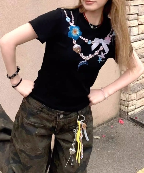 SHEENA（シーナ）の「パールネックレスプリントフィットTシャツ（Tシャツ/カットソー・レディース・ホワイト/ブラック・M）」の2枚目の写真