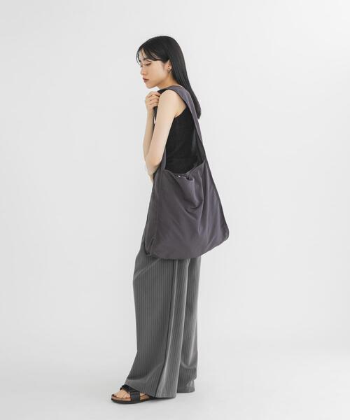 KBF(ケイビーエフ)の「パイピングナイロンビッグBAG(ショルダーバッグ・レディース・チャコールグレー/ベージュ系その他・ONE)」の1枚目の写真