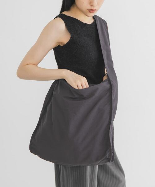 KBF(ケイビーエフ)の「パイピングナイロンビッグBAG(ショルダーバッグ・レディース・チャコールグレー/ベージュ系その他・ONE)」の4枚目の写真