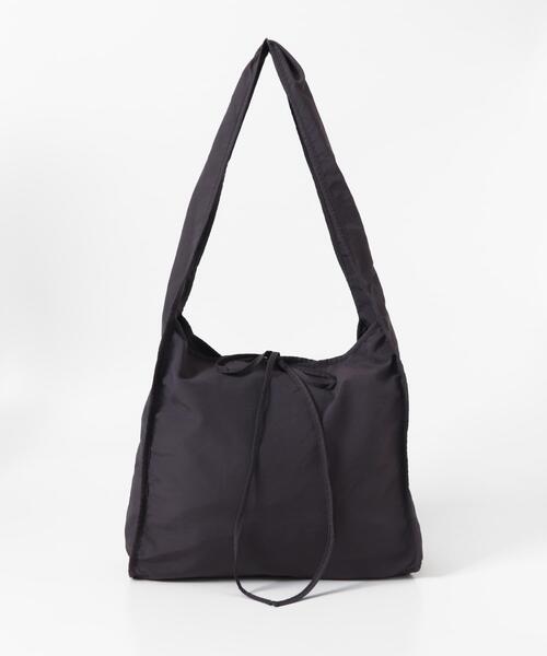 KBF(ケイビーエフ)の「パイピングナイロンビッグBAG(ショルダーバッグ・レディース・チャコールグレー/ベージュ系その他・ONE)」の7枚目の写真
