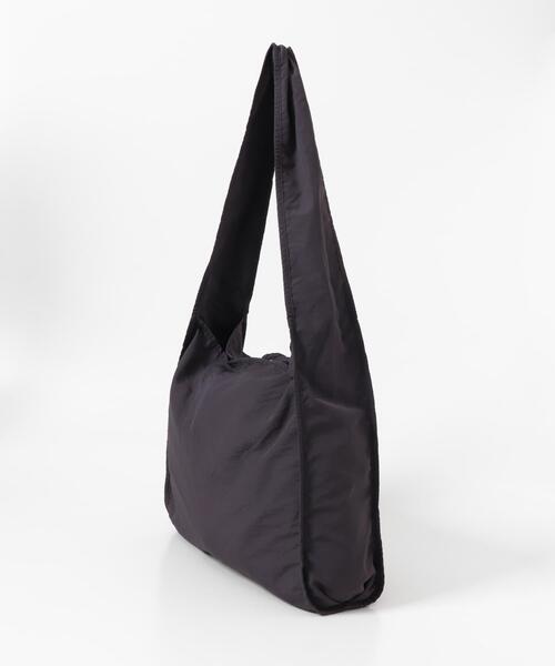 KBF(ケイビーエフ)の「パイピングナイロンビッグBAG(ショルダーバッグ・レディース・チャコールグレー/ベージュ系その他・ONE)」の8枚目の写真