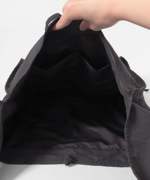 KBF(ケイビーエフ)の「パイピングナイロンビッグBAG(ショルダーバッグ・レディース・チャコールグレー/ベージュ系その他・ONE)」の11枚目の写真