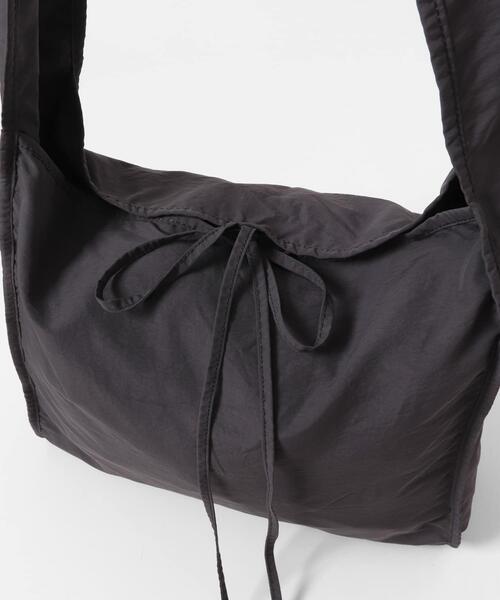 KBF(ケイビーエフ)の「パイピングナイロンビッグBAG(ショルダーバッグ・レディース・チャコールグレー/ベージュ系その他・ONE)」の12枚目の写真