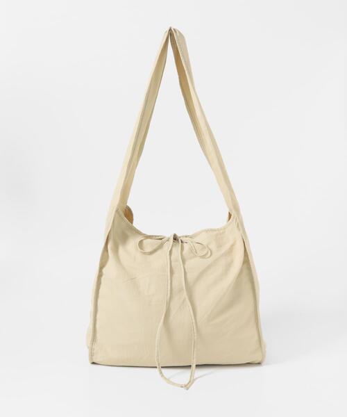 KBF(ケイビーエフ)の「パイピングナイロンビッグBAG(ショルダーバッグ・レディース・チャコールグレー/ベージュ系その他・ONE)」の18枚目の写真