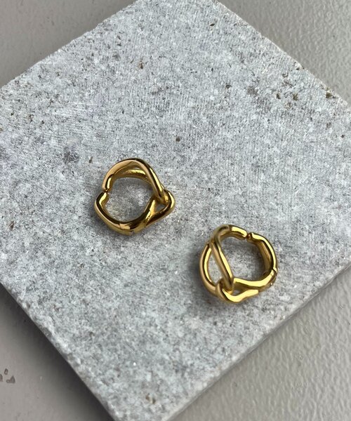 CAPRICIEUX LE'MAGE（カプリシューレマージュ）の「〈GOLDY/ゴールディ〉【ステンレス】ドロップノットワンタッチイヤリング（イヤリング・レディース・ゴールド/シルバー・FREE）」の3枚目の写真
