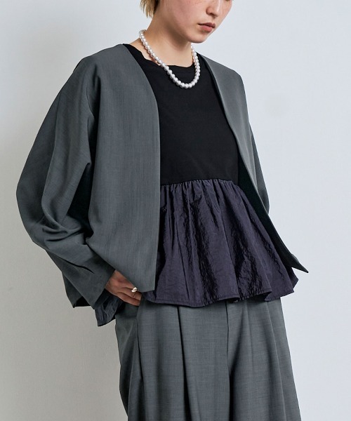 W:Huku（フーク）の「【W:Huku / イージーライトシリーズ】ノーカラー ドルマン ジャケット（ノーカラージャケット・レディース・オフホワイト/チャコール/ブラウン・FREE）」の2枚目の写真