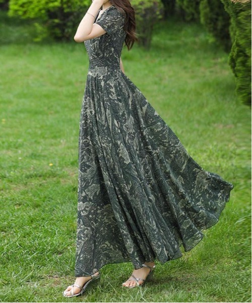 &soiree(アンドソワレ)の「ニュアンスVネック半袖フレアワンピース(ワンピース・レディース・カーキ・X-LARGE/LARGE/MEDIUM)」の3枚目の写真