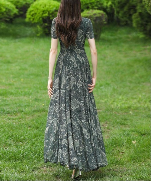 &soiree(アンドソワレ)の「ニュアンスVネック半袖フレアワンピース(ワンピース・レディース・カーキ・X-LARGE/LARGE/MEDIUM)」の4枚目の写真