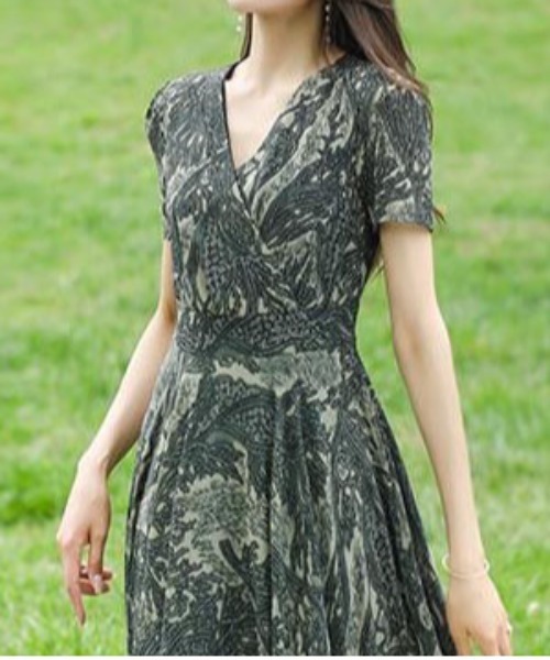 &soiree(アンドソワレ)の「ニュアンスVネック半袖フレアワンピース(ワンピース・レディース・カーキ・X-LARGE/LARGE/MEDIUM)」の5枚目の写真