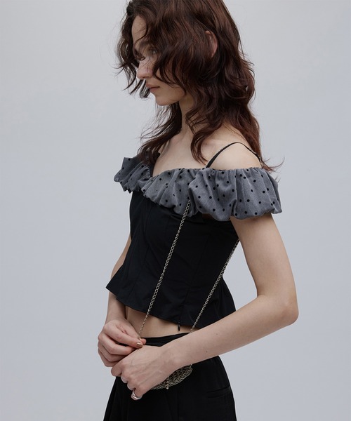 Ameri(アメリ)の「OFF SHOULDER COMPACT PUFF TOP(Tシャツ/カットソー・レディース・ブラウン/ブラック/イエロー・SMALL/MEDIUM)」の4枚目の写真