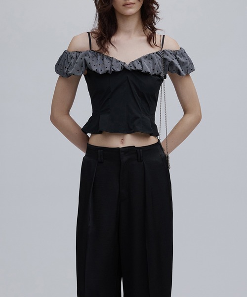 Ameri(アメリ)の「OFF SHOULDER COMPACT PUFF TOP(Tシャツ/カットソー・レディース・ブラウン/ブラック/イエロー・SMALL/MEDIUM)」の5枚目の写真