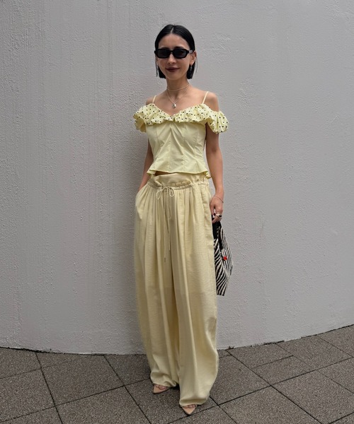 Ameri(アメリ)の「OFF SHOULDER COMPACT PUFF TOP(Tシャツ/カットソー・レディース・ブラウン/ブラック/イエロー・SMALL/MEDIUM)」の9枚目の写真