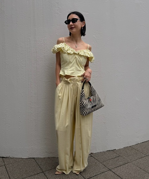 Ameri(アメリ)の「OFF SHOULDER COMPACT PUFF TOP(Tシャツ/カットソー・レディース・ブラウン/ブラック/イエロー・SMALL/MEDIUM)」の10枚目の写真