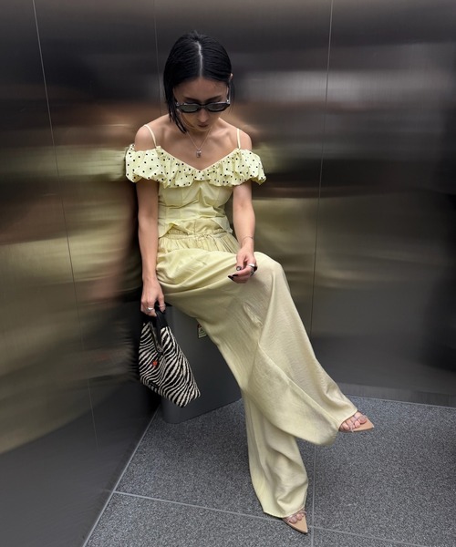 Ameri(アメリ)の「OFF SHOULDER COMPACT PUFF TOP(Tシャツ/カットソー・レディース・ブラウン/ブラック/イエロー・SMALL/MEDIUM)」の11枚目の写真