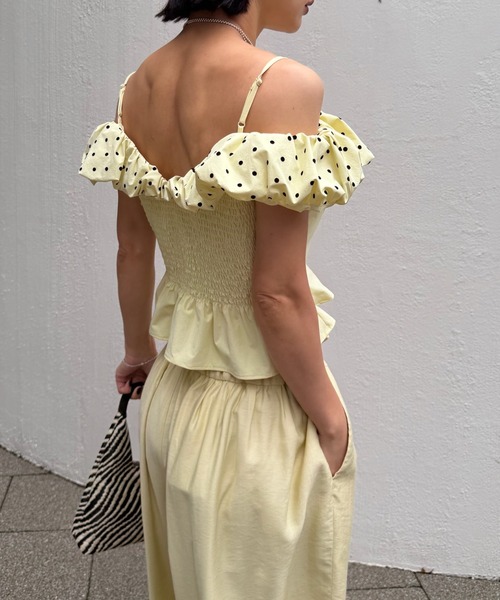 Ameri(アメリ)の「OFF SHOULDER COMPACT PUFF TOP(Tシャツ/カットソー・レディース・ブラウン/ブラック/イエロー・SMALL/MEDIUM)」の14枚目の写真