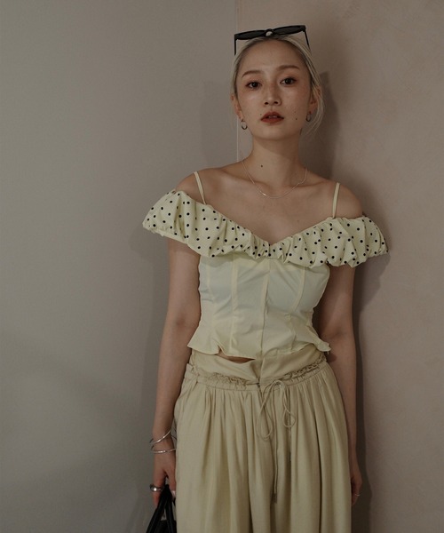 Ameri(アメリ)の「OFF SHOULDER COMPACT PUFF TOP(Tシャツ/カットソー・レディース・ブラウン/ブラック/イエロー・SMALL/MEDIUM)」の20枚目の写真