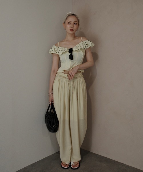 Ameri(アメリ)の「OFF SHOULDER COMPACT PUFF TOP(Tシャツ/カットソー・レディース・ブラウン/ブラック/イエロー・SMALL/MEDIUM)」の21枚目の写真