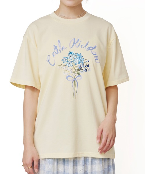 Cath Kidston(キャスキッドソン)の「オーバーサイズTシャツ Flower Bunch(Tシャツ/カットソー・レディース・ホワイト/ライトピンク/ライトイエロー/サックスブルー/ネイビー・FREE)」の1枚目の写真