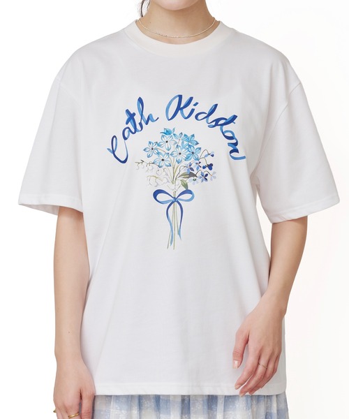 Cath Kidston(キャスキッドソン)の「オーバーサイズTシャツ Flower Bunch(Tシャツ/カットソー・レディース・ホワイト/ライトピンク/ライトイエロー/サックスブルー/ネイビー・FREE)」の2枚目の写真