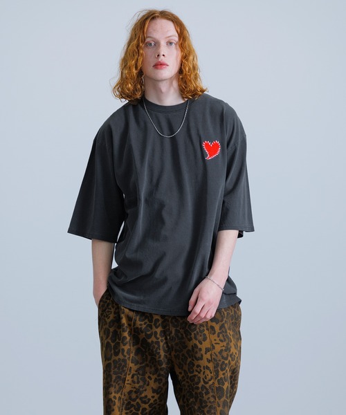 Revo.（レボ）の「Revo. ハートエンブロイ ピグメント加工 半袖Tシャツ（Tシャツ/カットソー・メンズ・ブラック×レッド・2/1）」の3枚目の写真